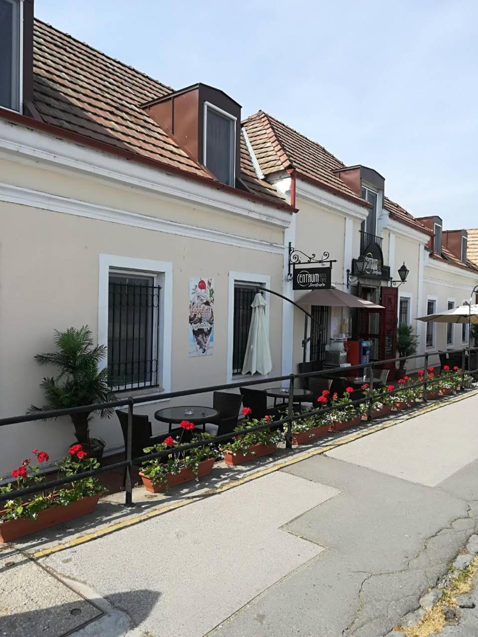 Centrum Panzio Сентендре Екстериор снимка